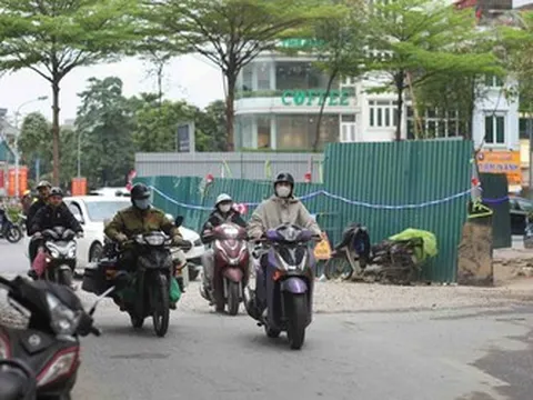 Trước 30/4, Hà Nội yêu cầu tháo dỡ rào chắn trên hàng loạt tuyến phố trung tâm