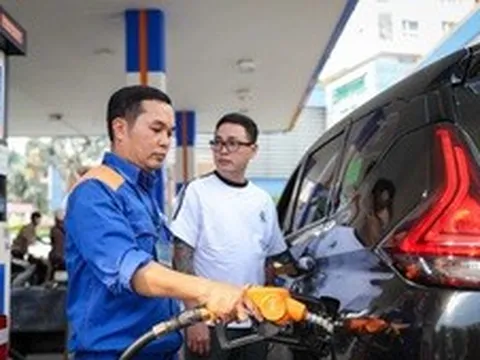 Giá xăng giảm gần 6.000 đồng/lít