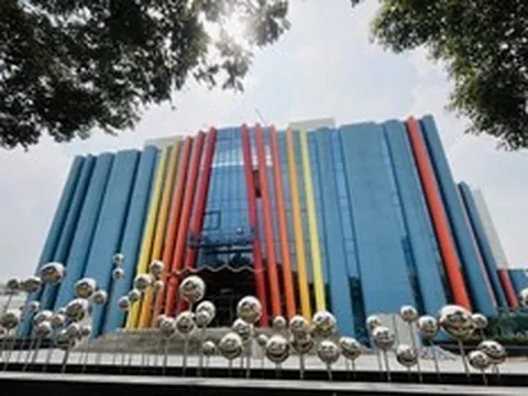 Bất ngờ mục đích sử dụng của công trình xây dựng từ hàng trăm cột bê tông sặc sỡ