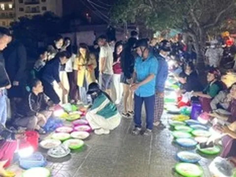 Độc đáo phiên chợ đêm bán duy nhất một đặc sản hút khách ở xứ Nghệ