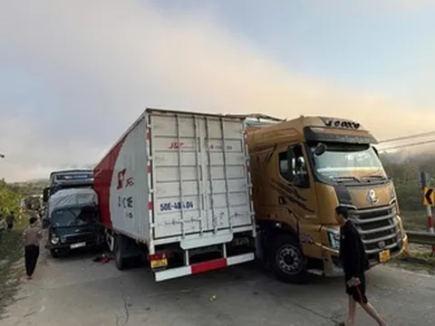 Hiện trường vụ tai nạn liên hoàn giữa 4 xe ôtô trên đường Hồ Chí Minh