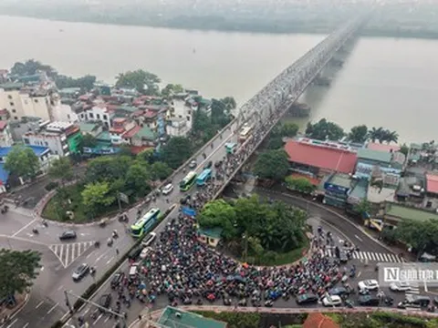 Giao thông hỗn loạn sau khi cấm xe qua cầu Long Biên