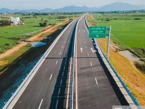 Hơn 200 km cao tốc “đắp chiếu”, tài xế gồng mình trên quốc lộ quá tải