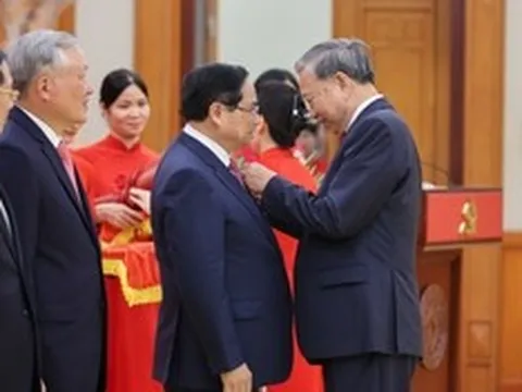 Thủ tướng Phạm Minh Chính nhận Huân chương Quân công hạng Nhất, Huy hiệu 40 năm tuổi Đảng