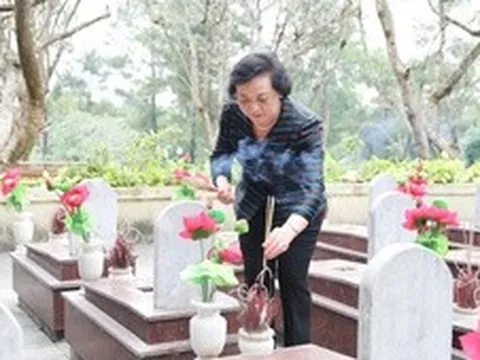 Phó Thủ tướng Phạm Thị Thanh Trà dâng hương tri ân các Anh hùng liệt sĩ tại Quảng Trị