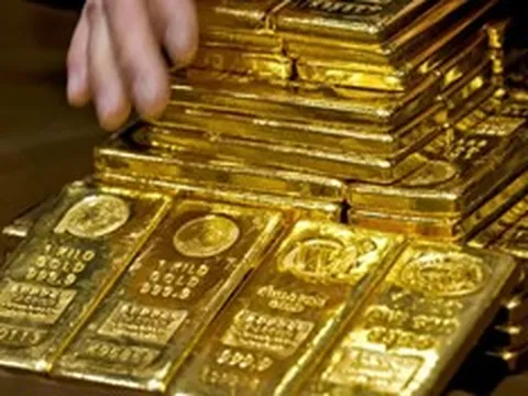 Giá vàng hôm nay (2/4): Giá vàng SJC và nhẫn tiếp đà lao dốc, ngược chiều với giá thế giới