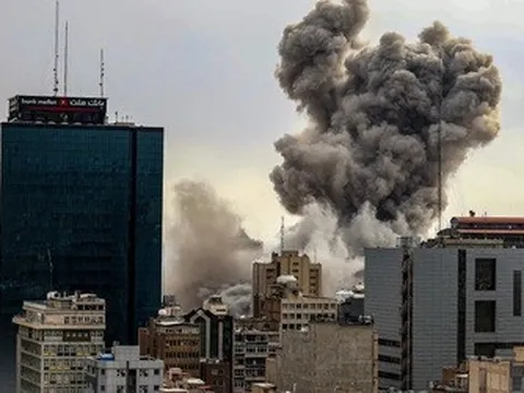 Ông Trump đe dọa tấn công các cây cầu và nhà máy điện của Iran