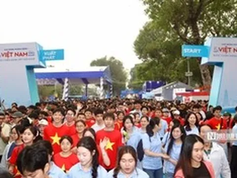 Hà Nội: Hàng nghìn người dân cùng đi bộ hưởng ứng Ngày Sức khoẻ toàn dân