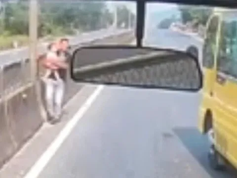 Danh tính tài xế dũng cảm dừng xe, lao ra bế cháu bé đứng giữa quốc lộ ở Huế