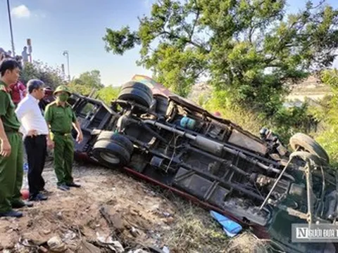 Hiện trường vụ lật xe khách ở Bàu Trắng khiến 4 người tử vong