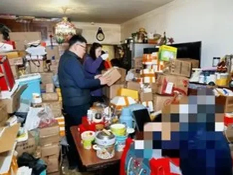 Cụ bà 80 tuổi “nghiện” mua sắm online, 30 người dọn suốt 12 giờ mới lộ sàn nhà
