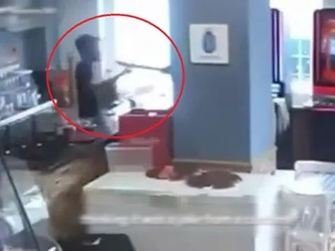 Cầm dao xông vào quán bar, tên cướp hét lên "đưa tiền đây" và cái kết bất ngờ
