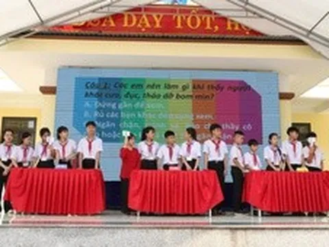 Tuyên truyền phòng tránh bom mìn cho gần 1.000 học sinh, hỗ trợ sinh kế nạn nhân tại Quảng Trị