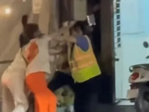 Vượt rào chắn bị nhắc nhở, người phụ nữ hành hung 2 nhân viên đường sắt