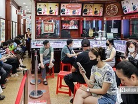 Người dân xếp hàng chờ giao dịch tại cửa hàng vàng Bảo Tín Minh Châu
