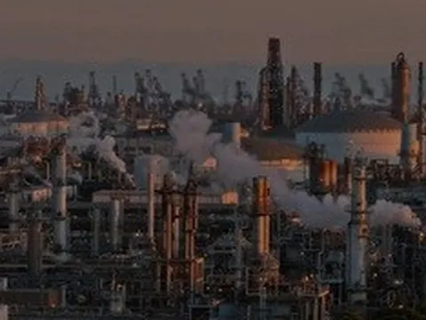 Giá dầu giảm mạnh khi Iran mở cửa Hormuz