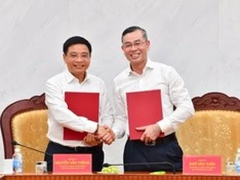 Bộ trưởng Bộ Tài chính Ngô Văn Tuấn nhận bàn giao nhiệm vụ