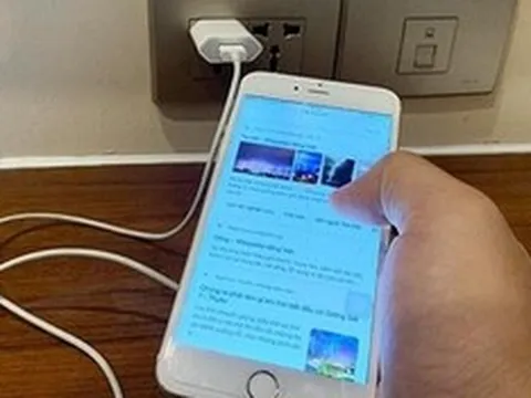 Vì sao nhiều người tê tay khi dùng điện thoại đang sạc?