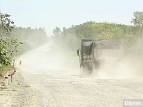 Dân khổ sở vì đường hư hỏng, bụi phủ trắng xóa như sương mù