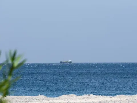 Tổng thống Trump tuyên bố thắng lợi, Iran suy yếu nhưng vẫn nắm lợi thế đòn bẩy trên Eo biển Hormuz