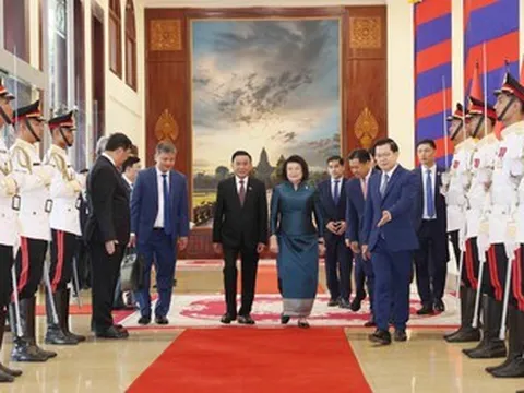 Lễ đón trọng thể Thường trực Ban Bí thư Trần Cẩm Tú thăm Campuchia