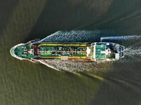 Giá dầu vượt 100 USD khi hải quân Mỹ chuẩn bị phong tỏa các cảng của Iran