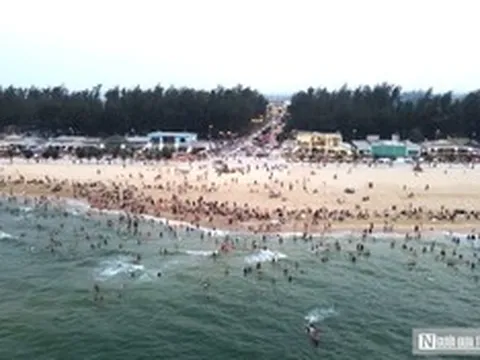 Ảnh: Dòng người ở Huế “trốn nóng” ùn ùn kéo về biển, các bãi tắm đông nghịt