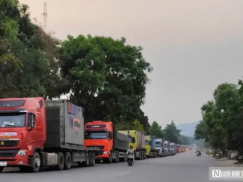 Huế siết giờ xe tải nặng trên QL49, hàng dài xe đầu kéo “án binh” chờ xuất phát