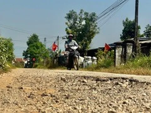 Con đường 7km như "tấm áo rách", người dân khổ sở trong bụi mù, bùn lầy