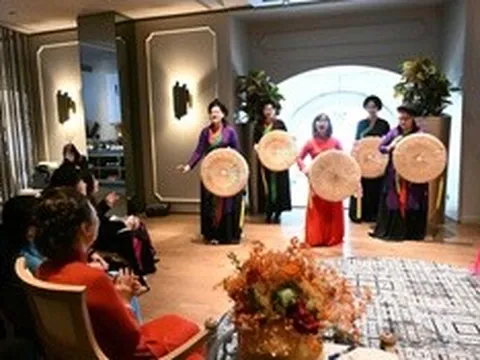 Phu nhân Chủ tịch Quốc hội thưởng thức dân ca quan họ do sinh viên Italia biểu diễn