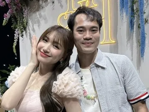 Ca sĩ Hòa Minzy tặng Văn Toàn ba lô giá trị cả nghìn USD