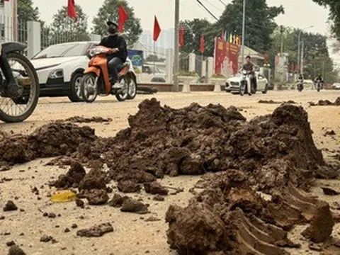 Hà Nội: Bùn đất từ dự án đường Phú Diễn - Trại Gà tràn ra đường, cản trở lưu thông