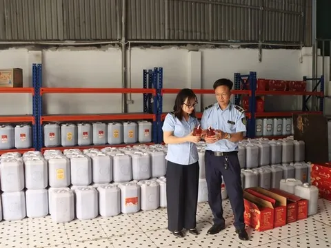 Cận cảnh kho chứa gần 9.000 lít rượu có dấu hiệu vi phạm tại Hà Nội