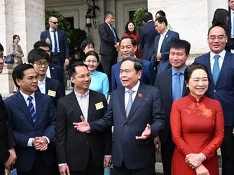 Chủ tịch Quốc hội thông tin về tình hình Việt Nam với kiều bào tại Italia