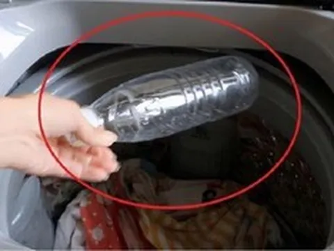 Điều gì xảy ra khi thả 1 chai nhựa rỗng vào máy giặt?