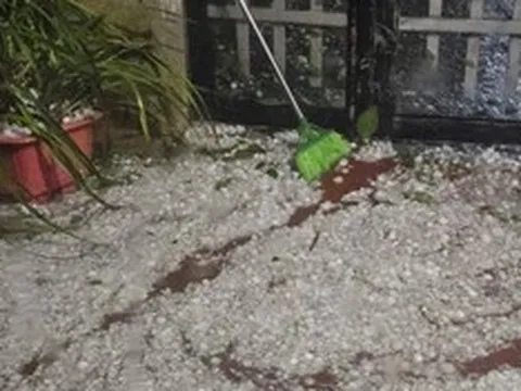 Dông lốc dữ dội ở Lào Cai, mưa đá hạt to như chén trút xuống giữa đêm, thiệt hại chưa thể thống kê