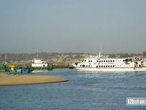 Lâm Đồng: Cửa biển Phan Thiết bồi lấp nghiêm trọng, tàu cao tốc “vật lộn” ra vào cảng