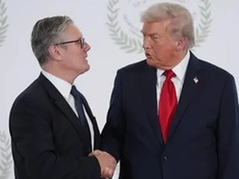 Ông Trump đe dọa xé bỏ thỏa thuận thương mại với Anh, ông Starmer phản ứng cứng rắn