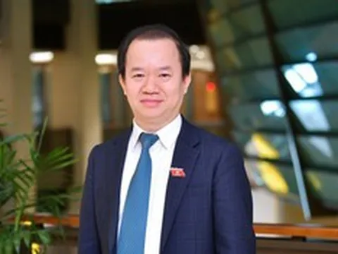 Giữ vững "ngọn đèn" của sự thật