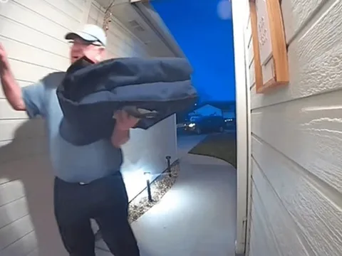 Nam shipper được khách "bo" hơn 1 tỷ đồng nhờ hành động cực đơn giản