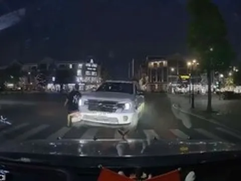 Người đàn ông nước ngoài nổ súng sau va chạm giao thông