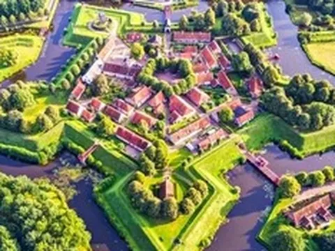 Khung cảnh yên bình ở ngôi làng độc đáo, có tuổi đời hàng trăm năm