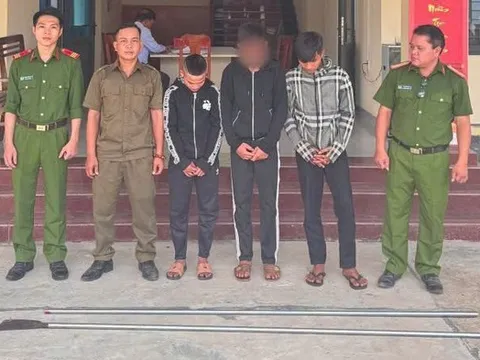 Ba thanh niên 18 tuổi bị triệu tập vì lạng lách, "múa dao" phóng lợn trên đường