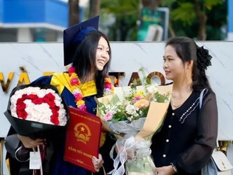 Khoảnh khắc tốt nghiệp: Người được gia đình kề bên, người lặng lẽ tự mình đón nhận