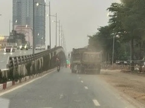 Ùn tắc, bụi bặm ở “công trường” chống ngập Hà Nội