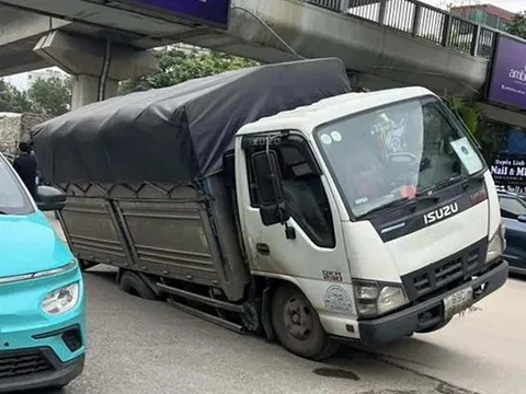 Bánh xe tải sụt hố "hố tử thần" trên đường Nguyễn Trãi, Hà Nội