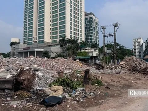 Thi công cầm chừng, đường Đặng Thai Mai trở thành điểm tập kết vật liệu, phế thải