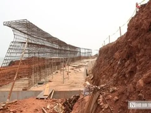 Chạy đua với thuỷ triều thi công tường chắn sóng biển trước mùa mưa bão