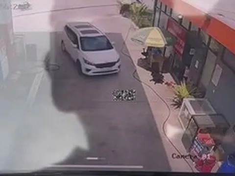 Bé gái gần 2 tuổi đáng nằm chơi ở cây xăng bị xe ôtô cán tử vong