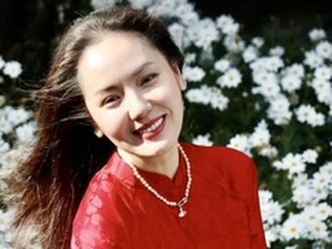 Nữ ca sĩ xinh đẹp, độc thân: Tuổi 42 bất ngờ công khai "con trai"